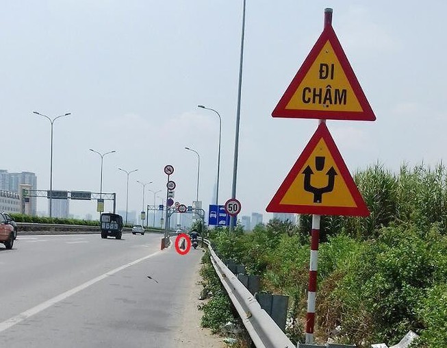 Dải bê tông trên đường dẫn gây tai nạn không có trong luật