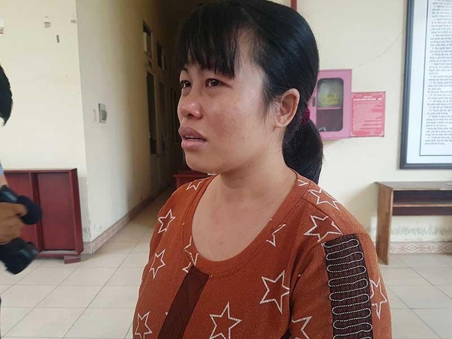 Người mẹ đau đớn cầm di ảnh 2 con đến tòa
