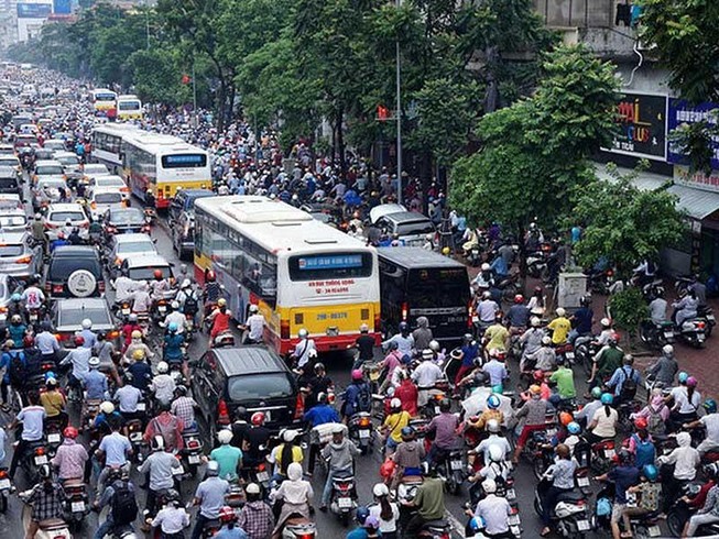 Hà Nội: Cấm xe máy tuyến phố huyết mạch, dân đi thế nào?