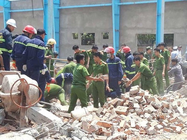Kinh hoàng tường sập, 6 công nhân thiệt mạng