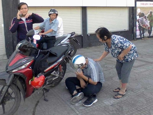 Giúp người gặp nạn, nghĩa cử đẹp trên đường đi