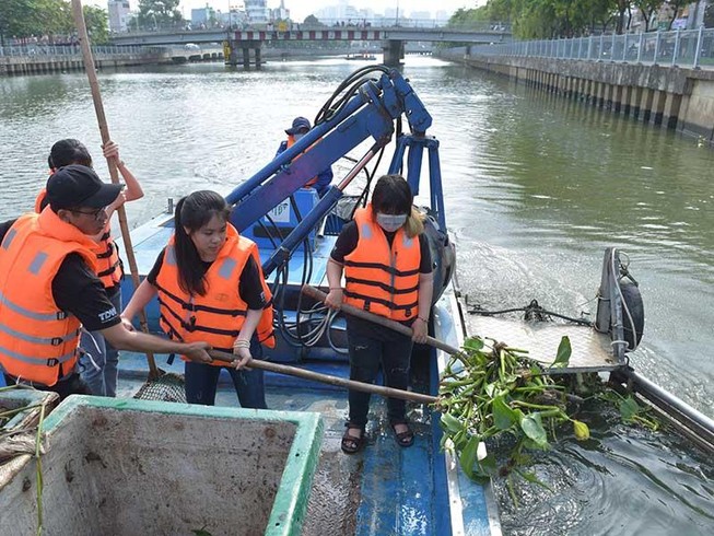 Một ngày làm công nhân dọn rác