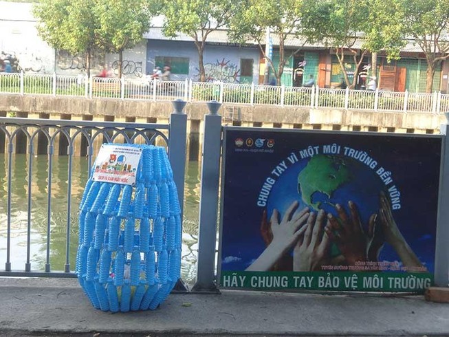 Thùng rác mới lạ trên kênh Nhiêu Lộc