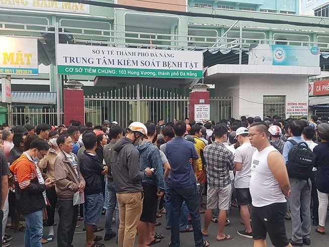 Trắng đêm chen lấn, leo rào giành vaccine cho con