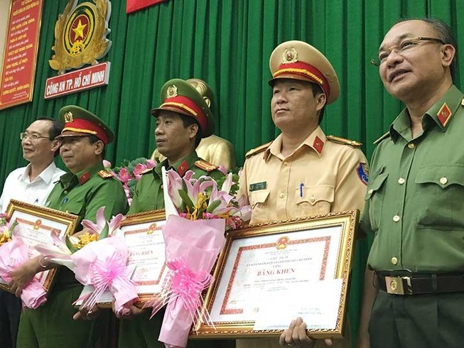 Khen thưởng lực lượng bắt xe chở 895 bánh heroin
