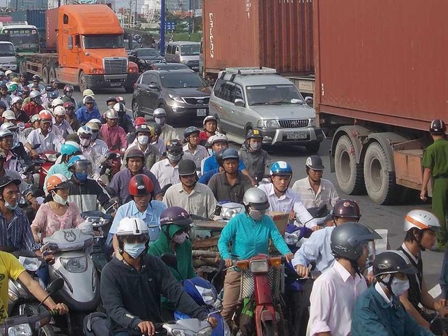 TP.HCM: Cầu, đường kẹt cứng, giao thông hỗn loạn
