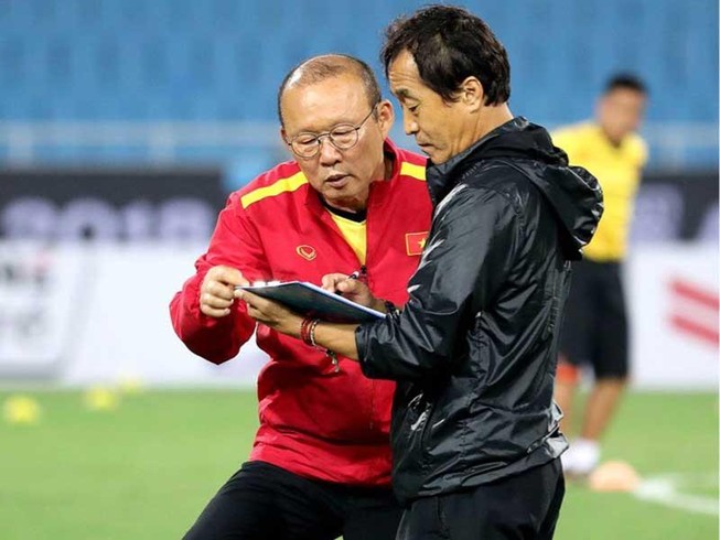 Ông Park xay lúa và bế em!