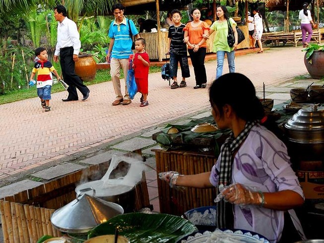 Khách sạn 5 sao đãi khách bằng... cháo lòng, hủ tiếu