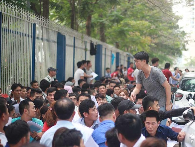 Nhịn đói, rồng rắn xếp hàng xin visa đi Hàn Quốc