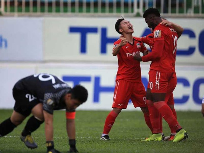 Ngán ngẩm bạo lực sân cỏ