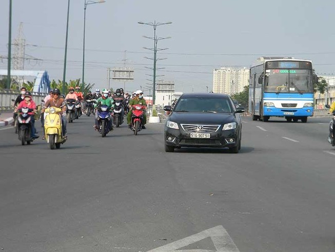 Hiểm nguy rình rập tại chân cầu Gò Dưa