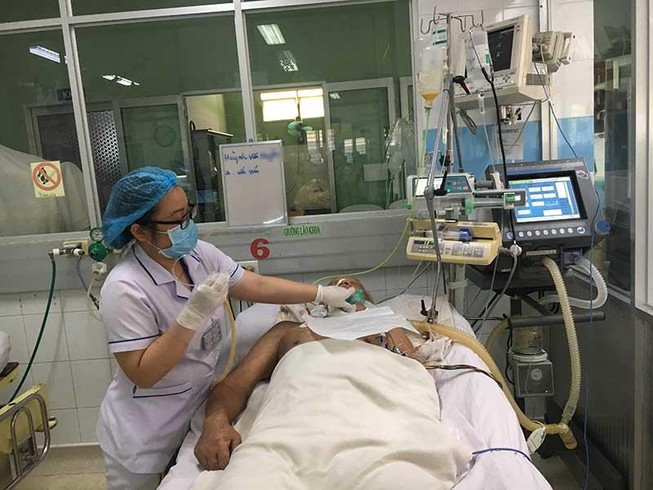 Uốn ván nguy kịch chỉ vì… gà mổ