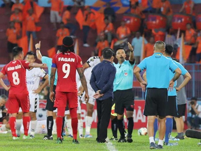 Nhiều HLV và cả trọng tài V-League không biết luật