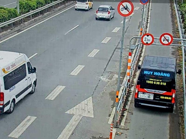 Ô tô đi vào làn xe máy ít bị xử phạt