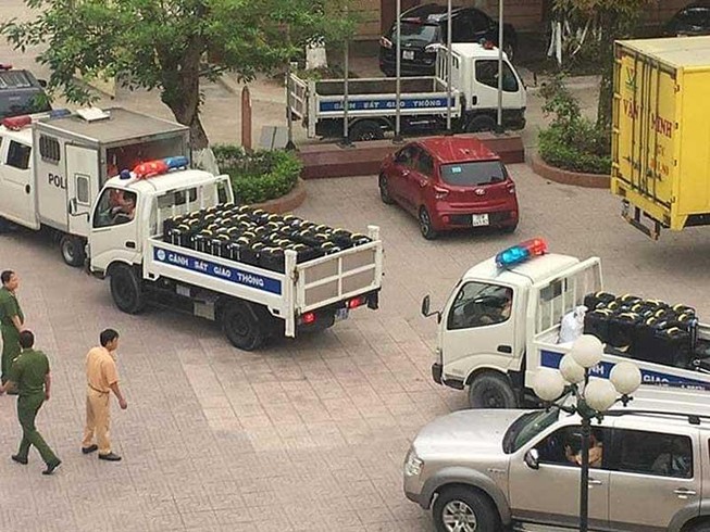 Công an dùng nhiều xe tải chở tang vật vụ ma túy ‘khủng’
