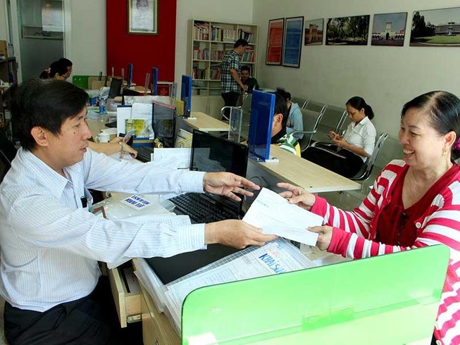 TP.HCM: Nhiều nơi gỡ bỏ kính ngăn giữa dân-cán bộ