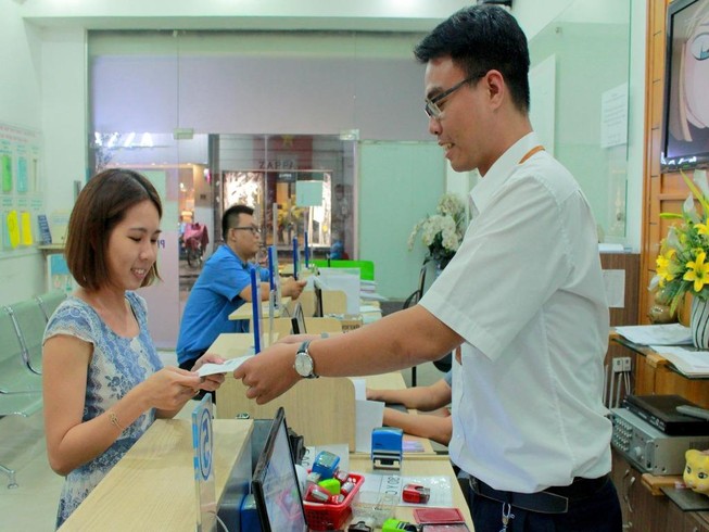 Không có quy định phải để kính ngăn khi tiếp dân