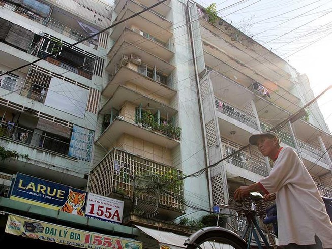 Ông Đoàn Ngọc Hải thuyết phục dân rời chung cư sắp sập