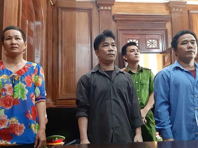 3 anh chị em lãnh án vì ‘quậy tưng’ tòa án