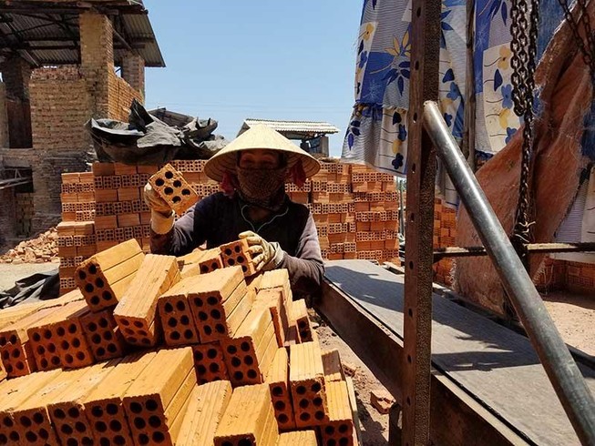 Khó khăn tháo dỡ lò gạch thủ công ở Quảng Ngãi