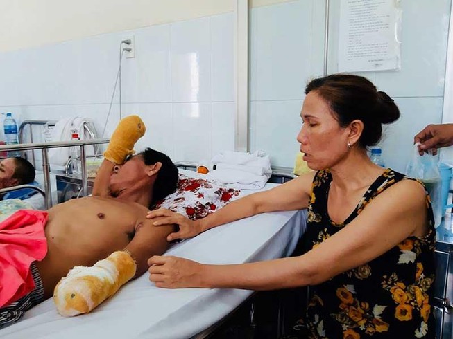 Anh chỉ còn đôi tay cụt để quệt nước mắt