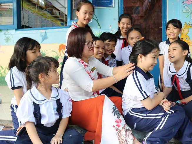 Cô Phượng hiệu trưởng gây thương nhớ cho học trò