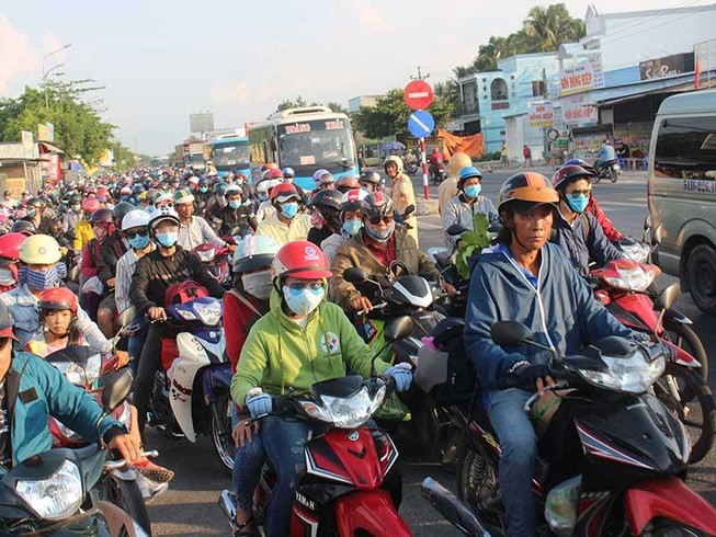 Xe cộ nối đuôi nhau trở lại TP.HCM