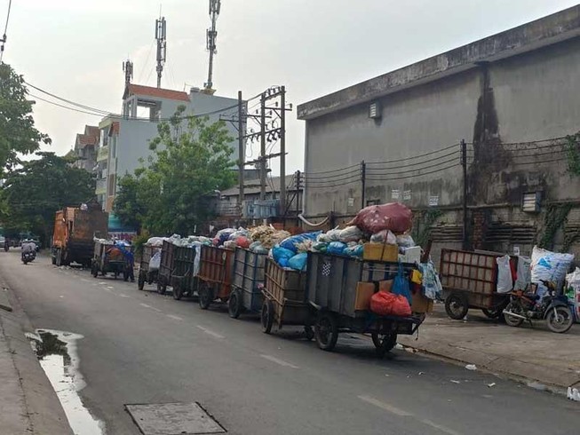 Thở không nổi vì rác trong khu dân cư