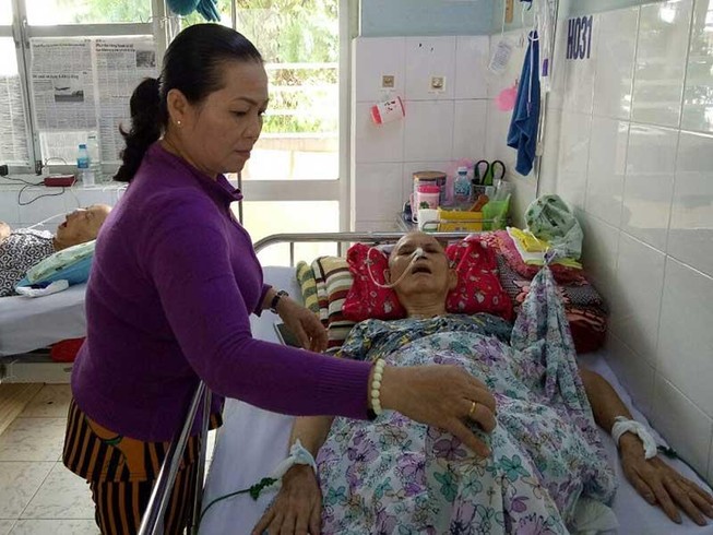 Nghề nuôi bệnh 'cứu' những gia đình neo đơn