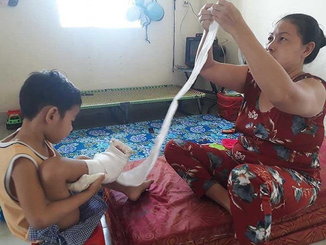 Đình chỉ tài xế lái xe buýt cán chân bé trai năm tuổi