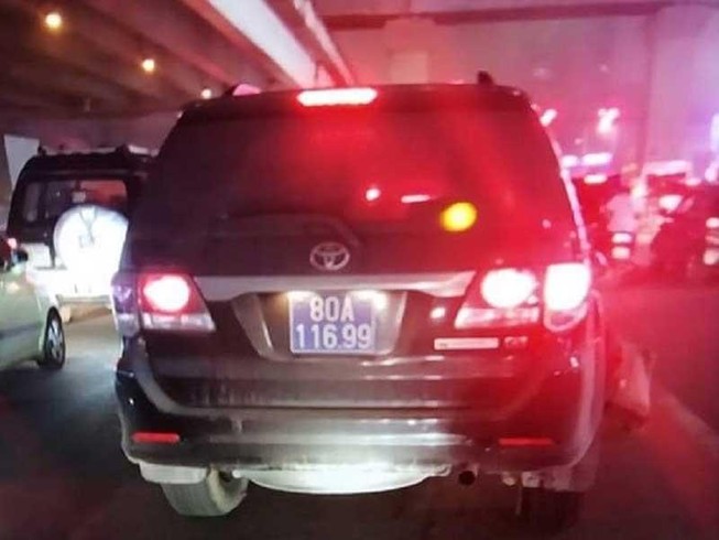 Điều tra vụ xe biển xanh gây tai nạn rồi bỏ chạy