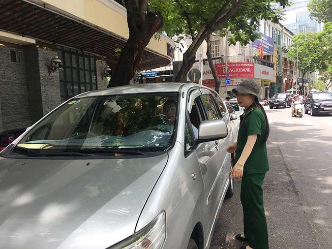Ai được quyền thu phí đậu ô tô lòng lề đường?