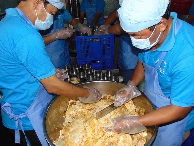 Phụ huynh giám sát bữa ăn học đường