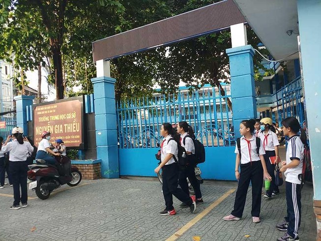 Xông vào trường chém học sinh: An ninh trường học ở đâu?