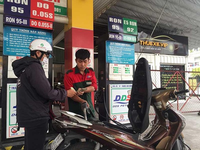 Để tránh những cú sốc giá xăng