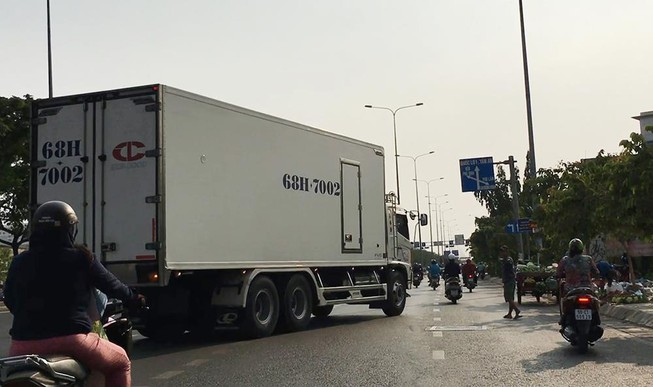 Điều tra: Xe tải tung hoành vào giờ cấm trước chốt CSGT