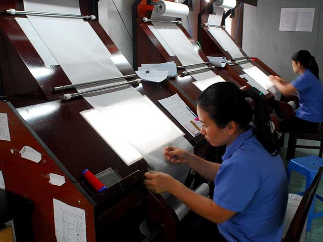 ‘Muốn tăng tuổi hưu, xin mời ngồi may một ngày’