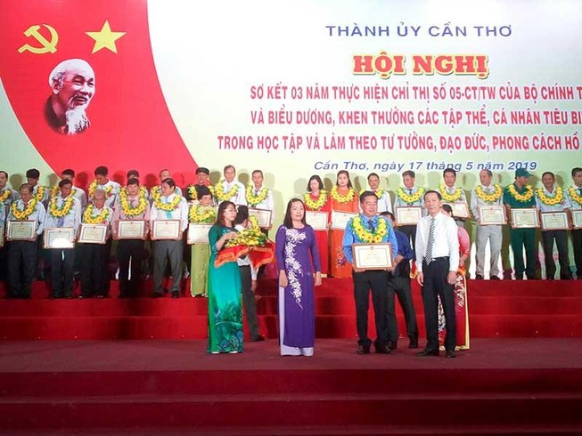 Tuyên dương nhiều cá nhân, tập thể làm theo lời Bác