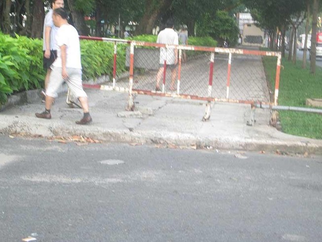 Cần thay rào chắn ở Công viên Lê Văn Tám