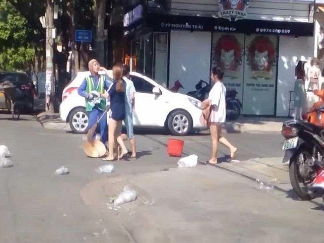 Bức xúc chuyện chủ shop quần áo đánh chị lao công