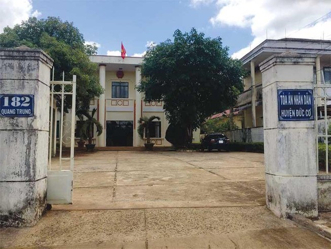 Luật sư ‘chỉnh’ hội thẩm nhân dân hỏi truy vấn