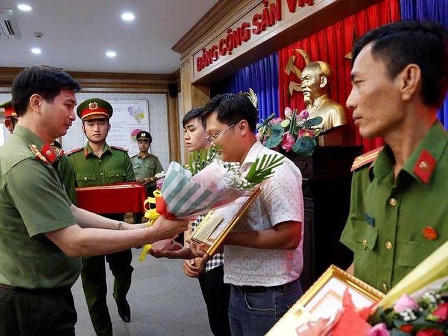 Khen thưởng nhân viên khách sạn vụ xác người trong bê tông