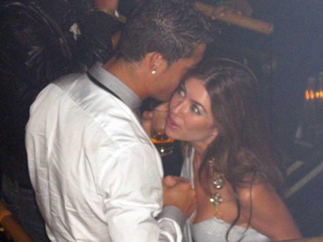 Đến Ý, Ronaldo vẫn bị ‘gí’ trát cáo buộc hiếp dâm