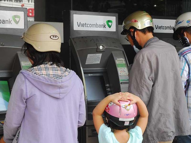 Chi hàng ngàn tỉ làm thẻ ATM mới: Khách hàng có phải gánh?