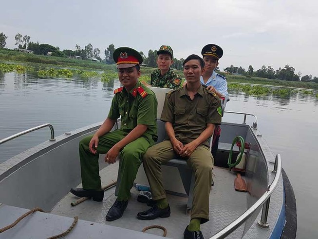 Nhọc nhằn rượt bắt buôn lậu trên dòng sông biên giới