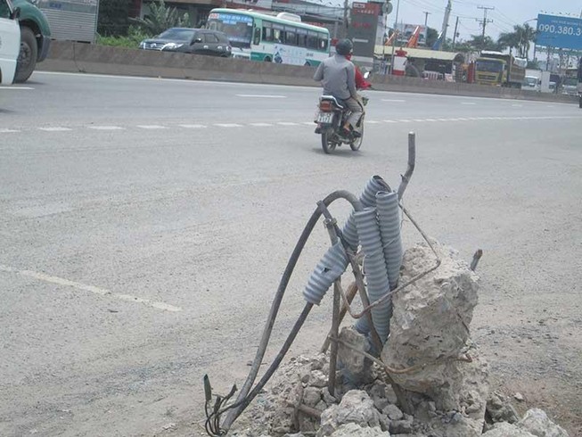 Chân trụ đèn trơ xương nguy hiểm