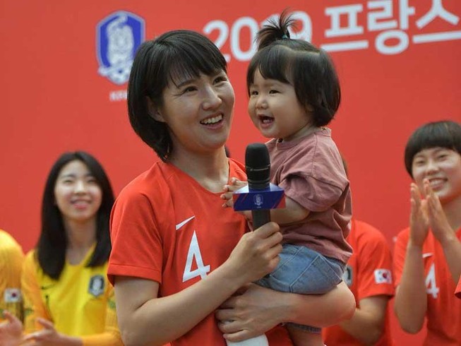 ‘Con ở nhà với bố, mẹ đi đá World Cup’
