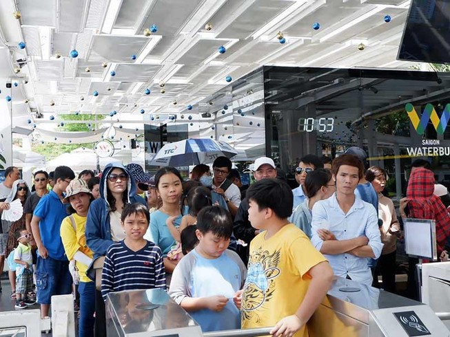 Buýt đường sông: Khi nhộn nhịp, lúc vắng tanh