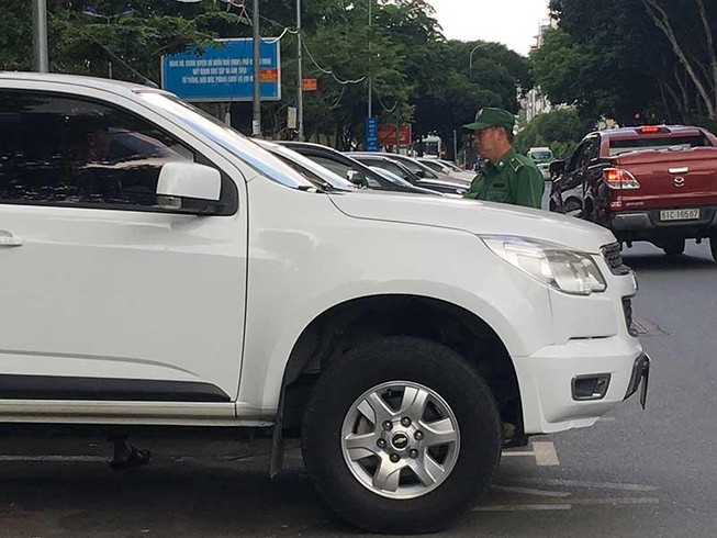 TP.HCM: Tiền giữ ô tô lòng đường thu không đủ chi