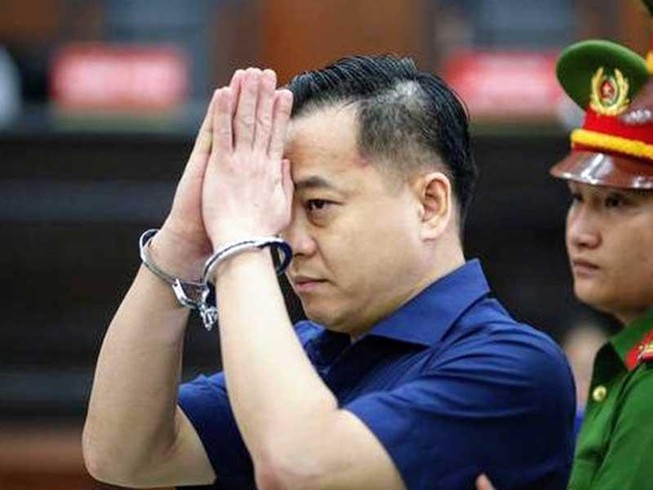 Vũ 'nhôm' chắp tay chào trước khi bị tuyên y án